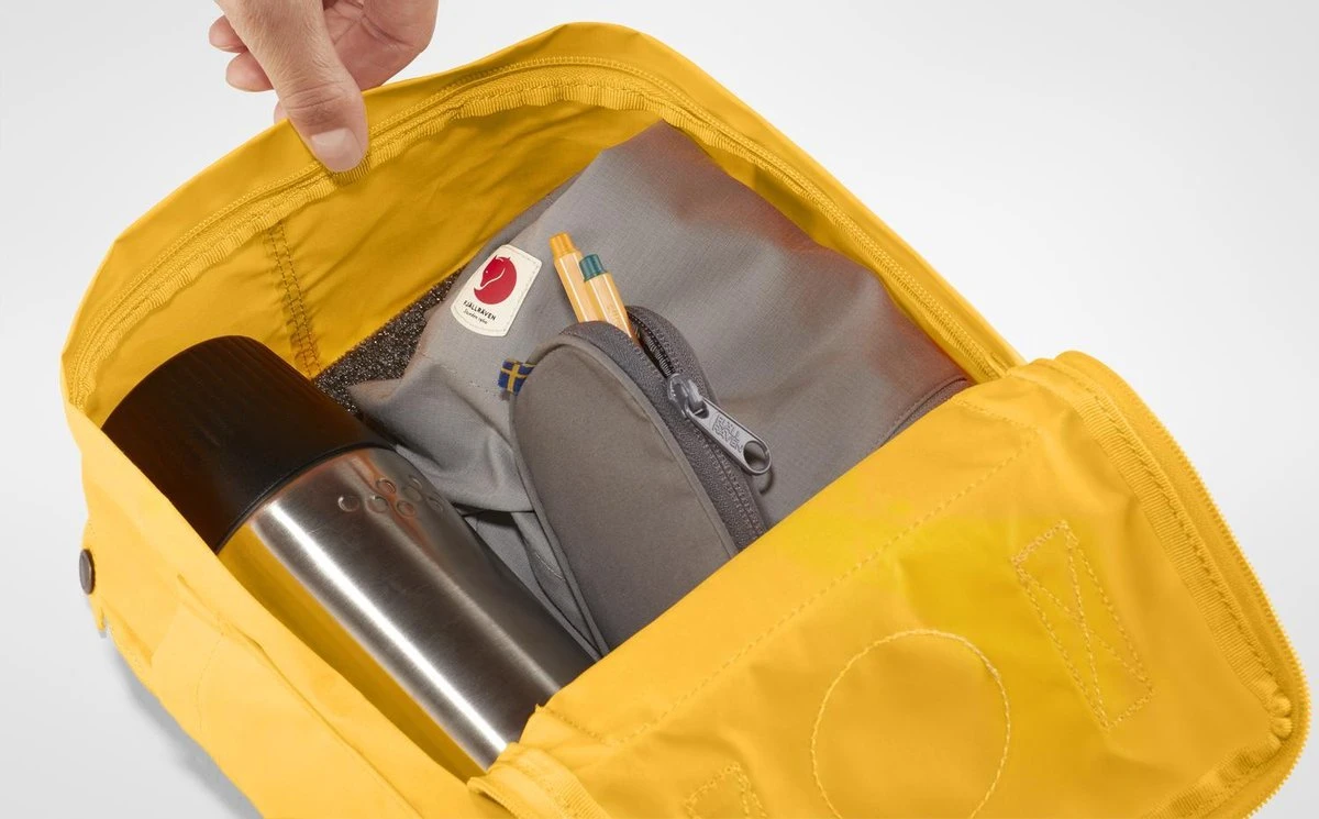 Fjallraven Fjällräven Kånken Mini Unisex Rugzak - Warm Yellow 12 Fjallraven Fjällräven Kånken Mini Unisex Rugzak - Warm Yellow - Afbeelding 10
