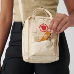 Fjallraven Schoudertas Fjällräven Kånken Sling Peach Sand 18 Fjallraven Schoudertas Fjällräven Kånken Sling Peach Sand -Fjallraven 2 Kanken Sling 23797 115 H DETAIL FJR