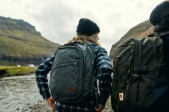 Rugzak Fjallraven Räven 28 Navy 2023 9 Rugzak Fjallraven Räven 28 Navy 2023 -Fjallraven 4 mood fw22 danielblom daypacks 7575 exp 2025 08 01