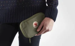 Portemonnee Fjallraven Kanken Travel Wallet Arctic Green 14 Portemonnee Fjallraven Kanken Travel Wallet Arctic Green -Fjallraven 5 F23781 SS19 fvrc kanken travel wallet fjaellraeven 21