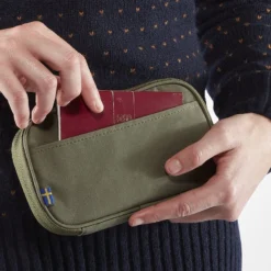 Fjallraven Portemonnee Fjällräven Kånken Travel Wallet Spicy Orange 17 Fjallraven Portemonnee Fjällräven Kånken Travel Wallet Spicy Orange -Fjallraven 7 F23781 SS19 fvrd kanken travel wallet fjaellraeven 21 1