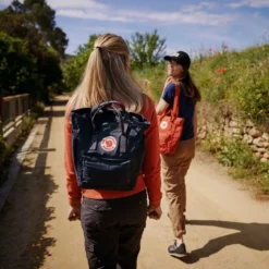 Fjallraven Rugzak Fjällräven Kånken Totepack Mini True Red 19 Fjallraven Rugzak Fjällräven Kånken Totepack Mini True Red -Fjallraven 9 SS20 Daniel Blom Warmclimate DSC9245 1